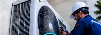 Técnico dando mantenimiento a un aire acondicionado